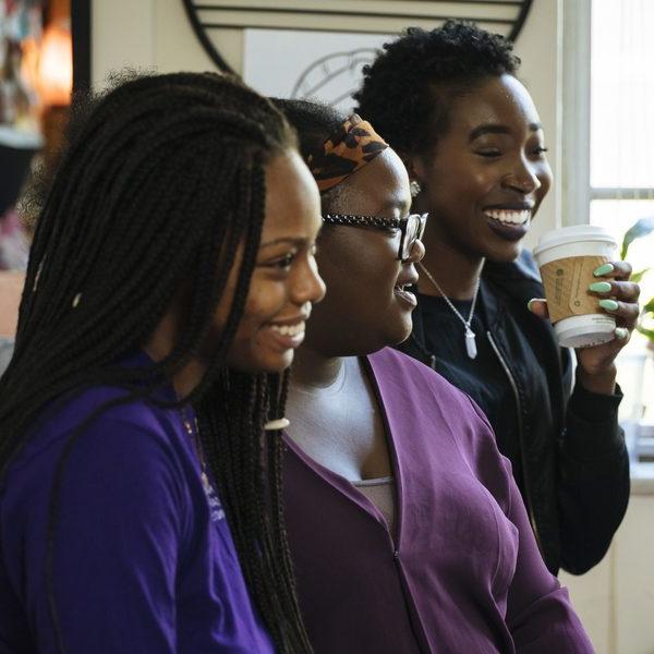 三名非洲研究专业的学生在咖啡馆喝咖啡.