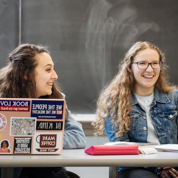 两个数学专业的学生在上课时微笑着.